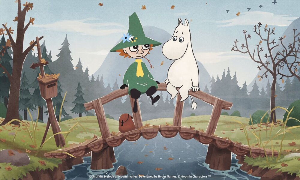 Zwei Figuren, eine mit grünem Hut und ein weißes Wesen, sitzen lächelnd auf einer Brücke im Herbstwald, während Blätter fallen. | © Snufkin: Melody of Moominvalley. Developed by Hyper Games / Moomin Characters