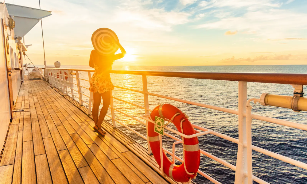 Elegante Touristin mit Sonnenhut, die sich im Karibikurlaub entspannt. | © adobe.stock.com/Maridav