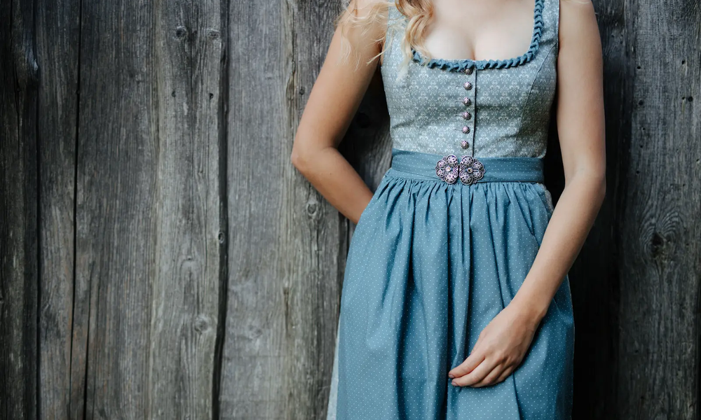 Frau im Dirndl | © adobe.stock.com/Dennis