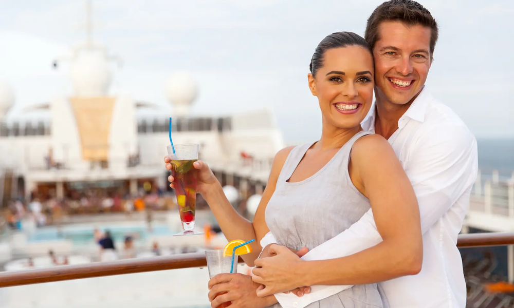 Paar hat Spaß auf Kreuzfahrt | © stock.adobe.com/michaeljung