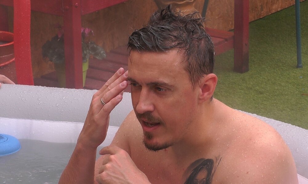 Im Whirlpool erinnert sich Max Kruse an seinen fatalsten Fehler als Fußballprofi. | © Joyn