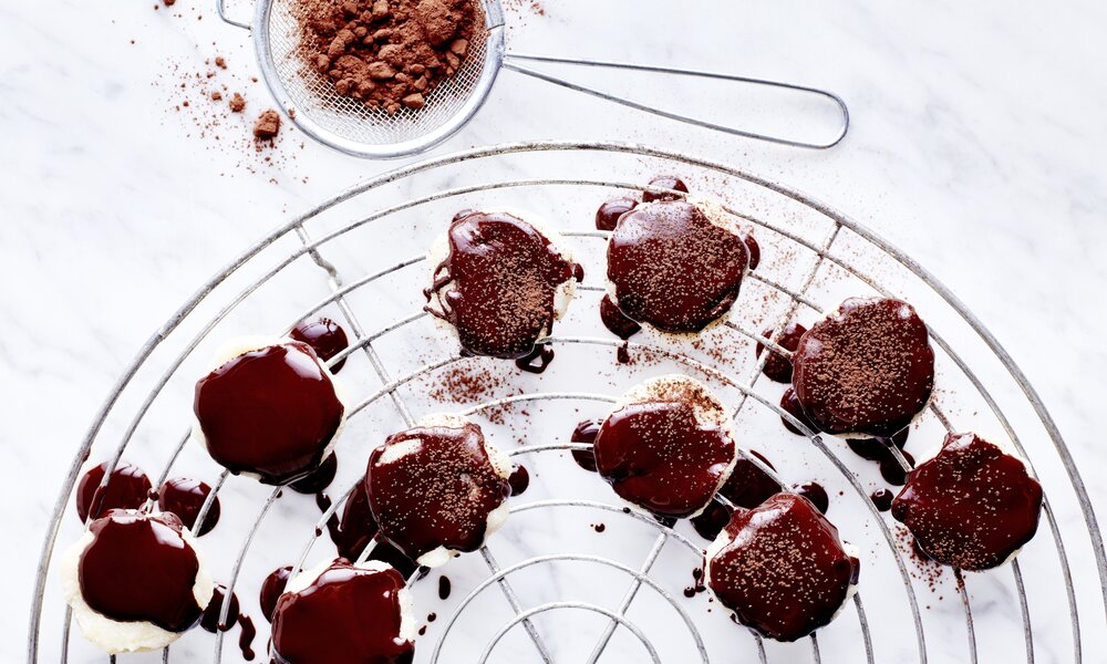 Süßes Low Carb Träumchen: "After Eight" Schoko-Minz-Taler ohne Zucker | © 	Isabell Triemer Mehrere Schoko-Minz-Taler auf einem Küchengitter angerichtet, daneben eine Schale mit Kakaopulver. | © 	Isabell Triemer