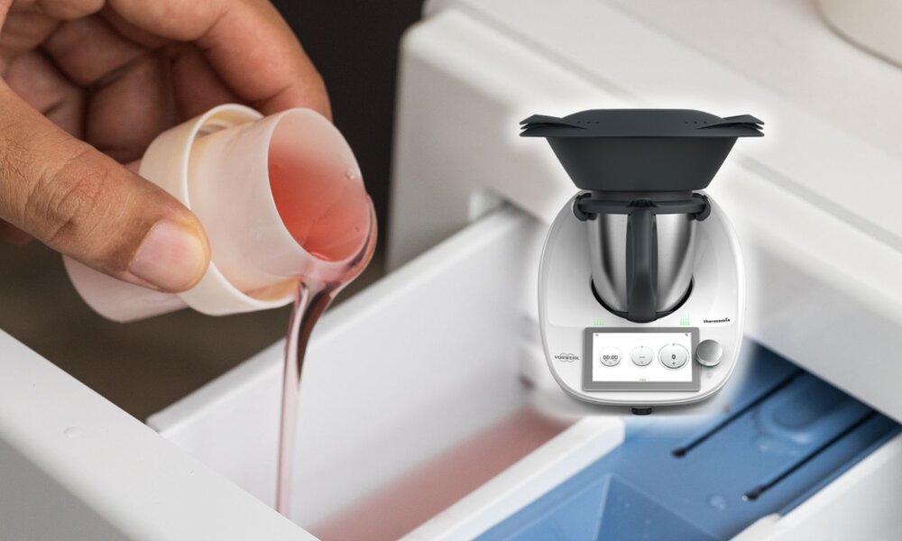 Waschmittel wird in Waschmaschine gegossen, daneben ein Thermomix | © Adobe Stock/ Chanakon/ Vorwerk