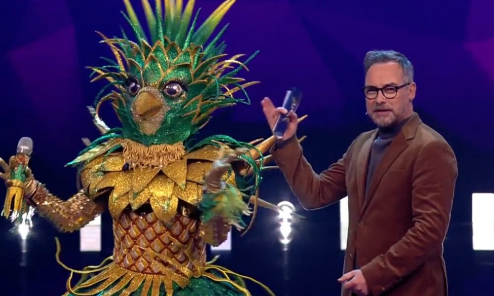 „The Masked Singer“: Lady Ananas entpuppt sich als Grimme-Preis-Gewinnerin | © ProSieben/Screenshot