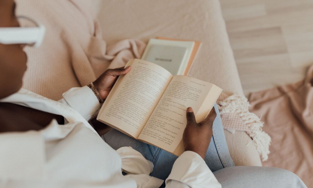 Frau liest Buch | © Canva