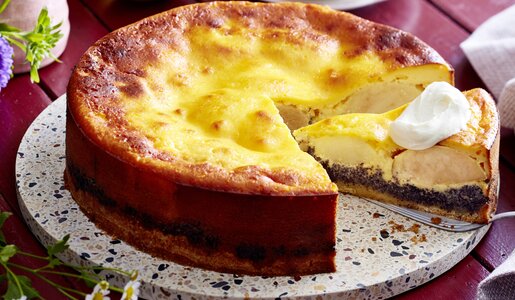 Angeschnittener Apfel-Schmandkuchen mit Mohnfüllung auf einem Kuchenteller. | © Isabell Triemer