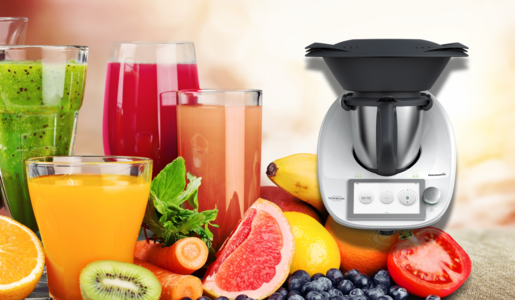 Verschiedene Obst- und Gemüsesorten vor einem Thermomix mit Gläsern voller Smoothies und Säften in frischen Farben. | © Adobe Stock/ BillionPhotos.com/ Thermomix