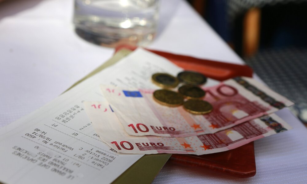 Trinkgeld im Urlaub | © Getty Images/Owen Franken