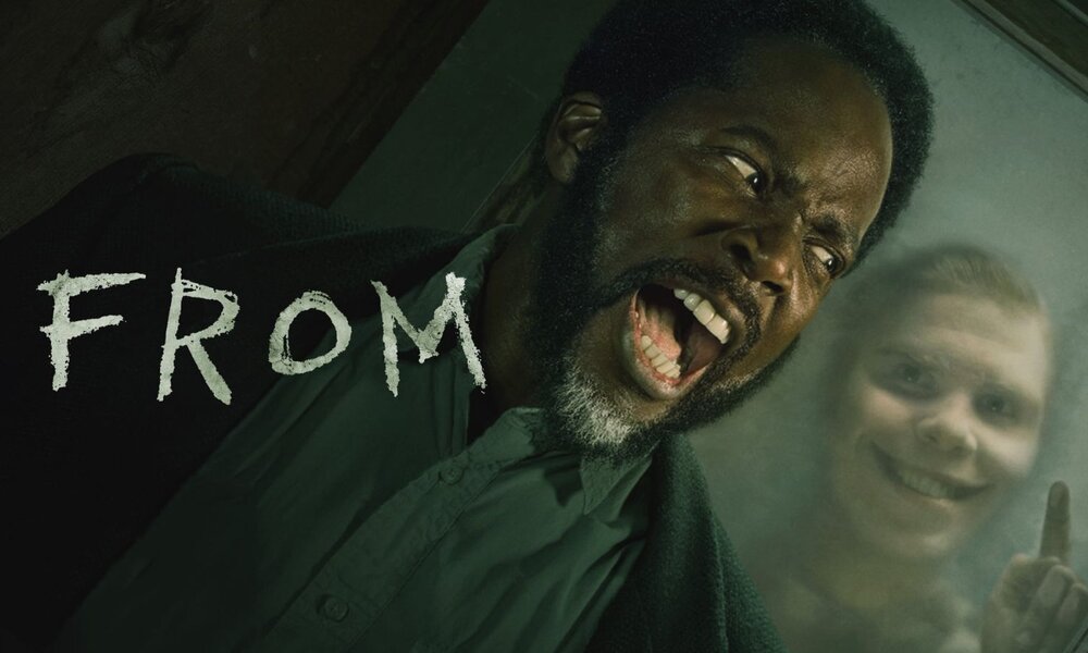 Harold Perrineau Als Sheriff Boyd schreit in Panik, hinter ihm am Fenster ist eines der lächelnden Monster zu sehen. | © Paramount+