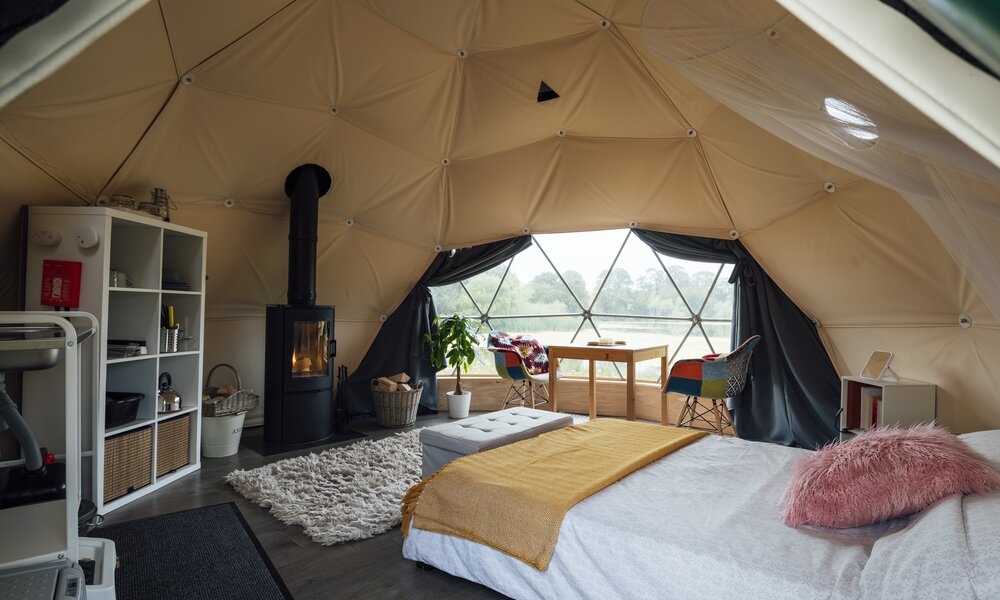  Luxuriöses Glamping-Zelt von Innen  | ©  Getty Images / SolStock