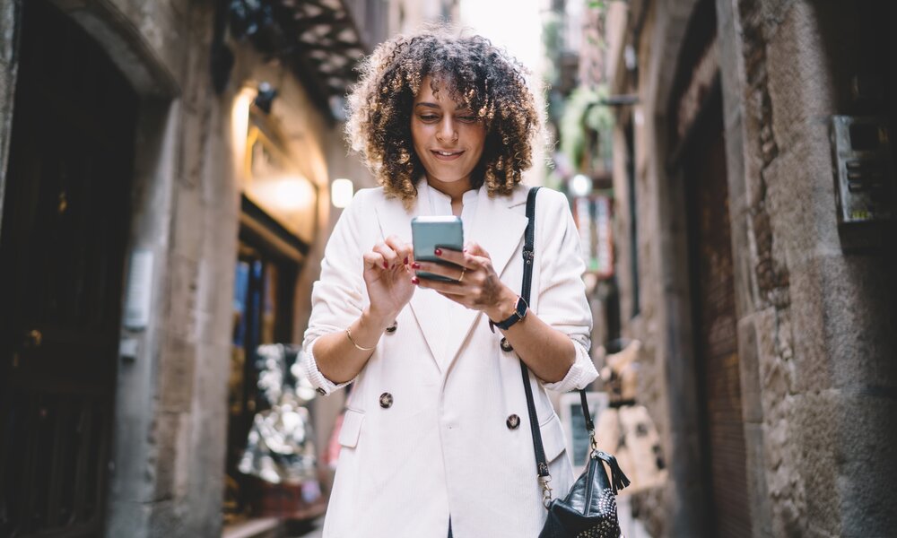 Alleinreisende Frauen_Sichere Länder | © Getty Images/MStudioImages