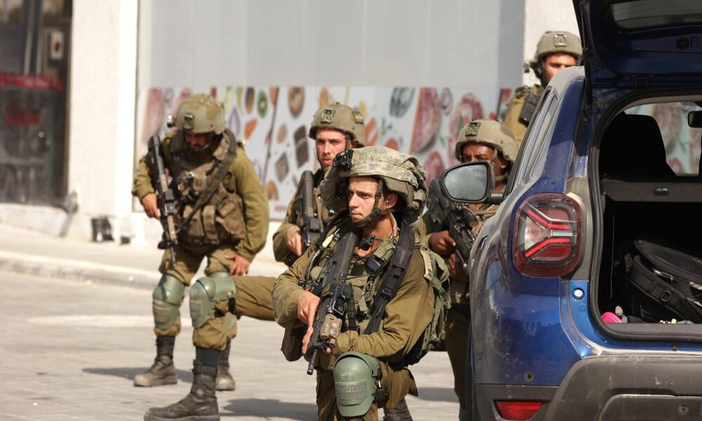 Israelische Soldaten müssen in Deckung gehen. | © Imago