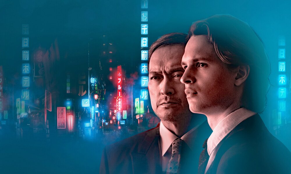 Ken Watanabe und Ansel Elgort stehen auf der Key Art zur Serie "Tokyo Vice" nah beieinander und blick ernst, im Hintergrund ist eine Straße in Tokyo bei Nacht zu sehen. | © HBO Max/Fifth Season, LLC