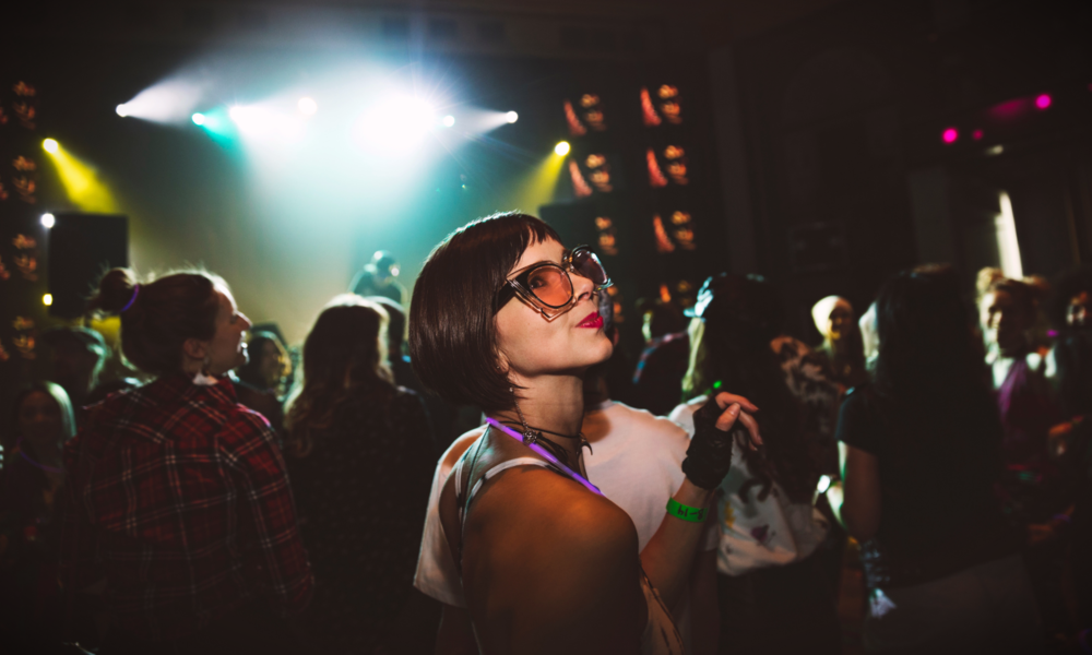 Konzept_Mama geht tanzen | © Shutterstock/Hero Images on Offset