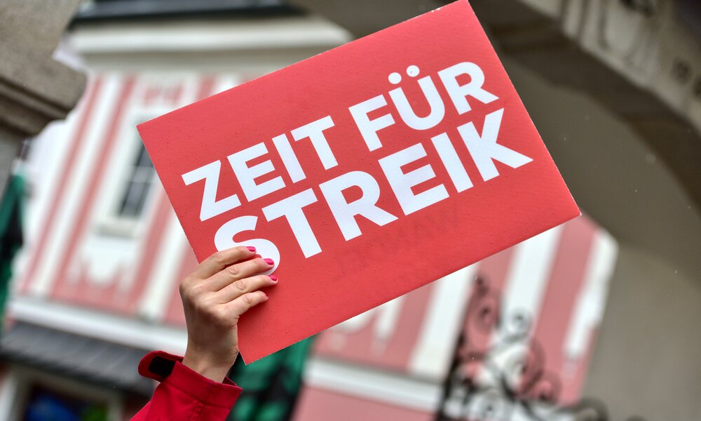 Schild mit dem Satz "Zeit für Streik" | ©  Getty Images / Spitzt-Foto