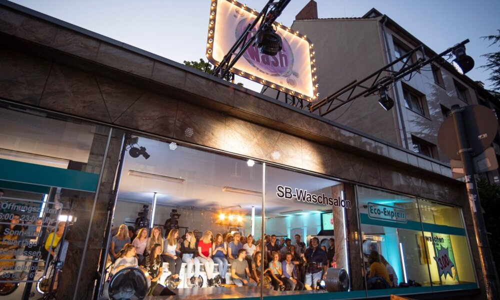 Die Waschsalon-Kulisse von "NightWash". | © RTLZWEI