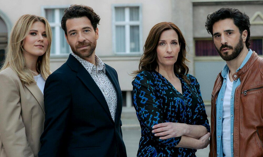 Sie stehen im Mittelpunkt bei der 8000. Folge "GZSZ": V.l.: Alicia (Josefin Bressel), Carlos (Patrick Fernandez), Katrin (Ulrike Frank), Tobias (Jan Kittmann). | © RTL