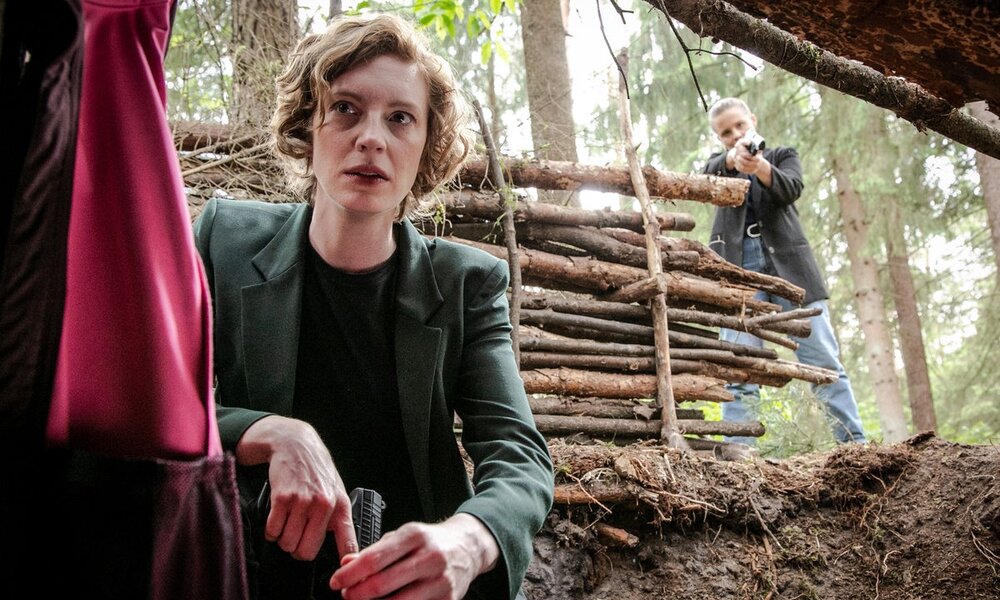 Auf der Jagd nach dem Mörder der Camping-Mutter: Liv Moormann (Jasna Fritzi Bauer, re.) und Linda Selb (Luise Wolfram). | © Radio Bremen