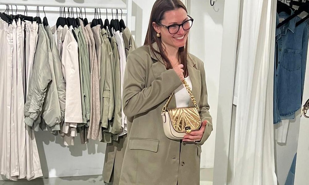 Frau steht in der Umkleide eines Bekleidungsgeschäfts und hat eine Tasche in der Hand | © RTL/Constantin Ent.