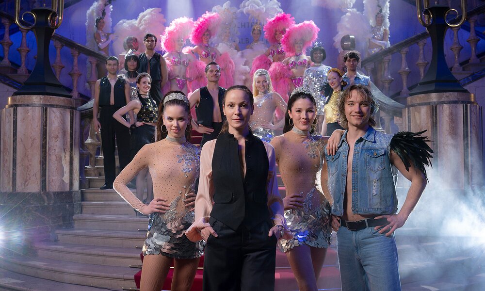 "Der Palast", Staffel 2  mit Taynara Silva-Wolf, Jeanette Hain, Lary Müller, Lukas Brandl (v.l.n.r.) | © ZDF