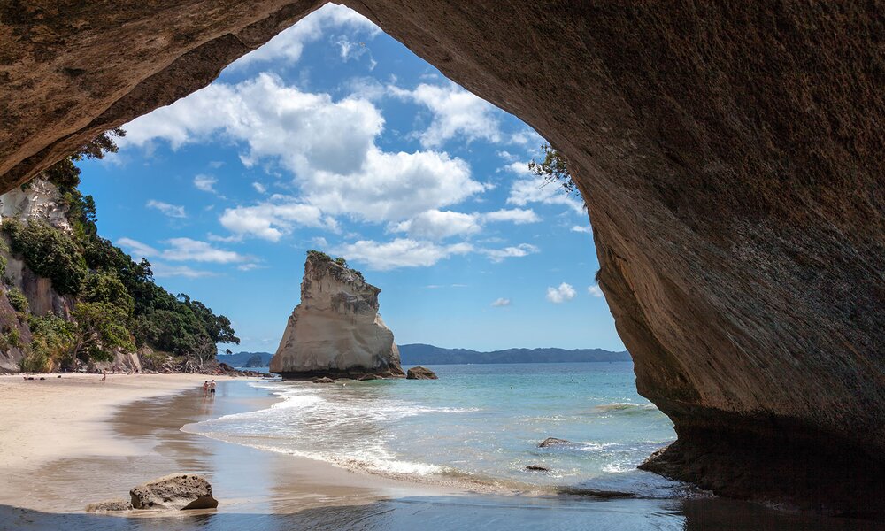 Die Höhle in der Cathedral Cove auf der Halbinsel Coromandel mutet wirklich wie eine Kathedrale an. | © Imago