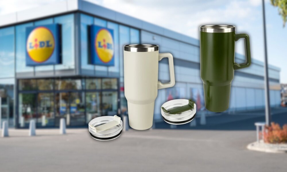 Zwei Thermobecher vor verschwommener Kulisse eines Lidls | © Adobe Stock/ Proxima Studio | Lidl