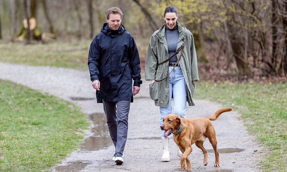 In "Deutschland. Fußball. Sommermärchen 2024?" trifft Esther Sedlaczek auch den Bundestrainer Julian Nagelsmann. | © BR/NGLOW/Valerio Agolino