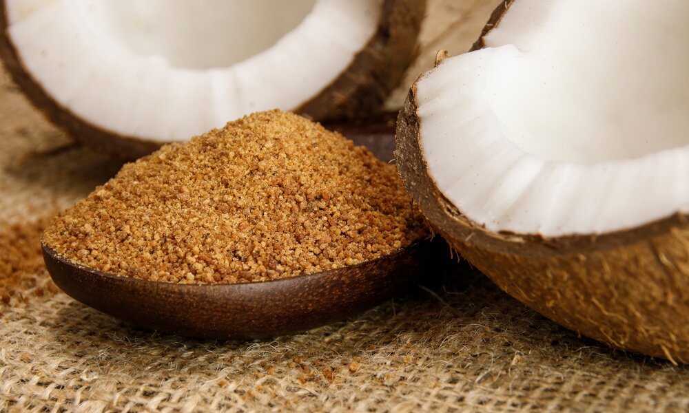 Kokosblütenzucker neben einer Kokospflanze  | © Adobe Stock/ Ideenkoch