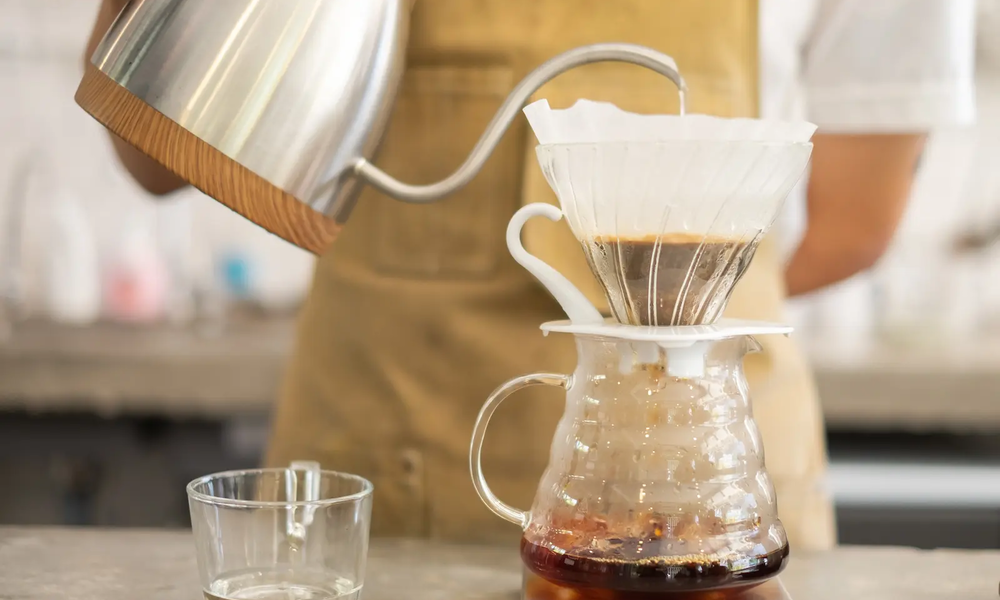 Zubereitung von Filterkaffee | © adobe.stock.com/tichakorn