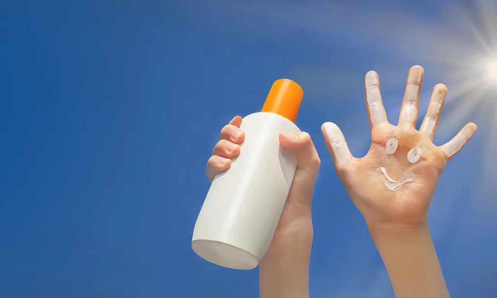 Sonnencreme auf einer Hand vor blauem Himmel | © adobe.stock.com/MarKord