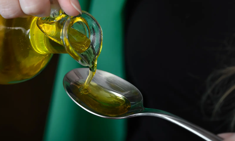 Leinöl auf einem Esslöffel | © adobe.stock.com/Paweł Kacperek