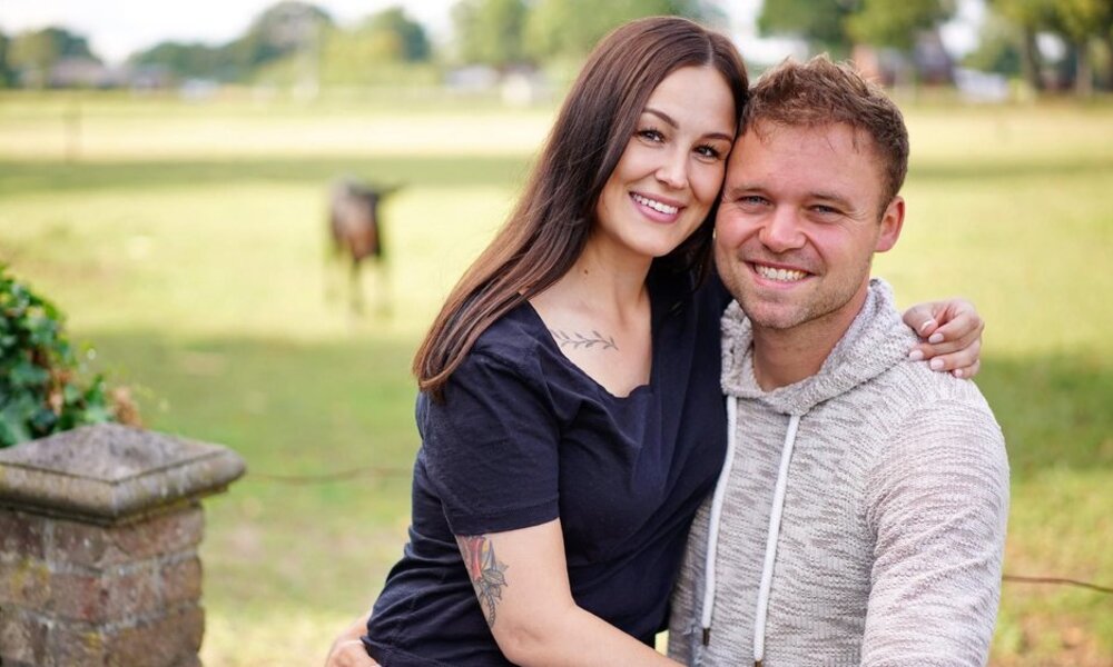 Milchviehhalter André und Projektmanagerin Julia lernten sich 2023 bei "Bauer sucht Frau" kennen. | © RTL