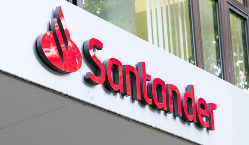 Roter Schriftzug der Santander Consumer Bank.  | © IMAGO / Michael Gstettenbauer
