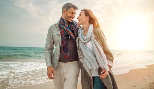 Ein Paar dass an der Ostsee am Strand ist | © Adobe Stock/ Detailblick-foto