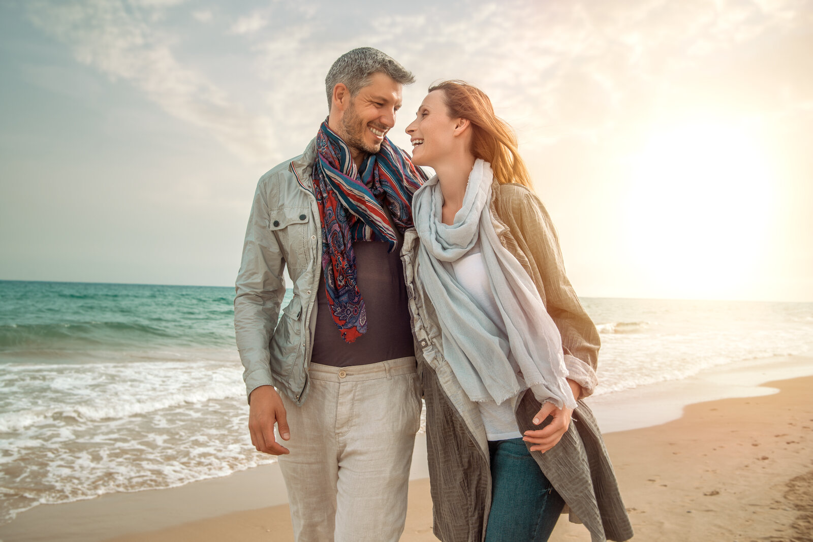 Ein Paar dass an der Ostsee am Strand ist | © Adobe Stock/ Detailblick-foto