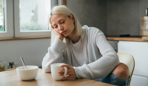 Immer müde | © Adobe Stock/cherryandbees