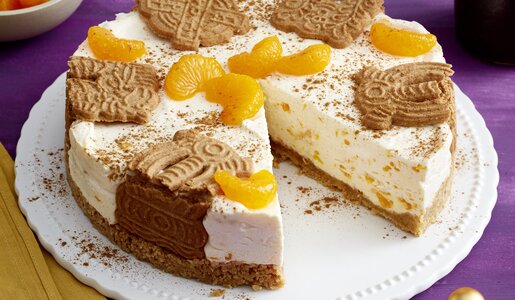 Angeschnittene Sahnetorte mit Spekulatius-Keksen in weihnachtlicher Umgebung. | © 	Isabell Triemer