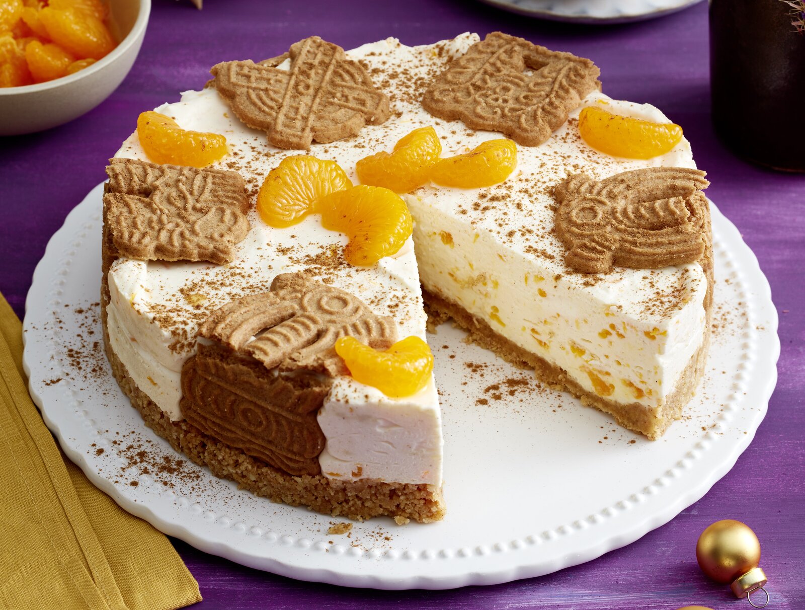 Angeschnittene Sahnetorte mit Spekulatius-Keksen in weihnachtlicher Umgebung. | © 	Isabell Triemer