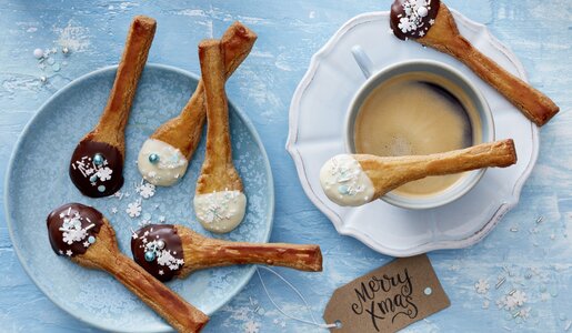 Mehrere Kekse mit Spekulatius in Löffel-Form in weihnachtlicher Umgebung. | ©  Isabell Triemer