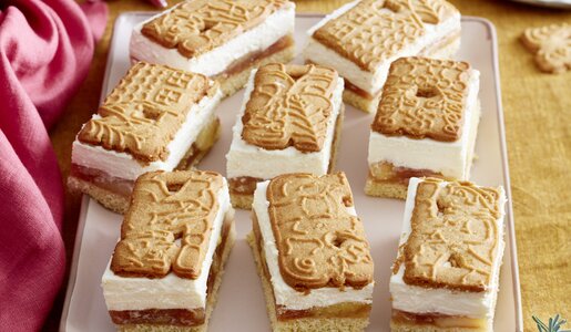 Mehrere Stücke Apfel-Spekulatius-Kuchen auf einem Tablett in festlicher Umgebung. | ©  Isabell Triemer