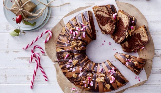 Marmorkuchen mit Spekulatius aus Sicht von oben, in weihnachtlicher Umgebung. | © Isabell Triemer
