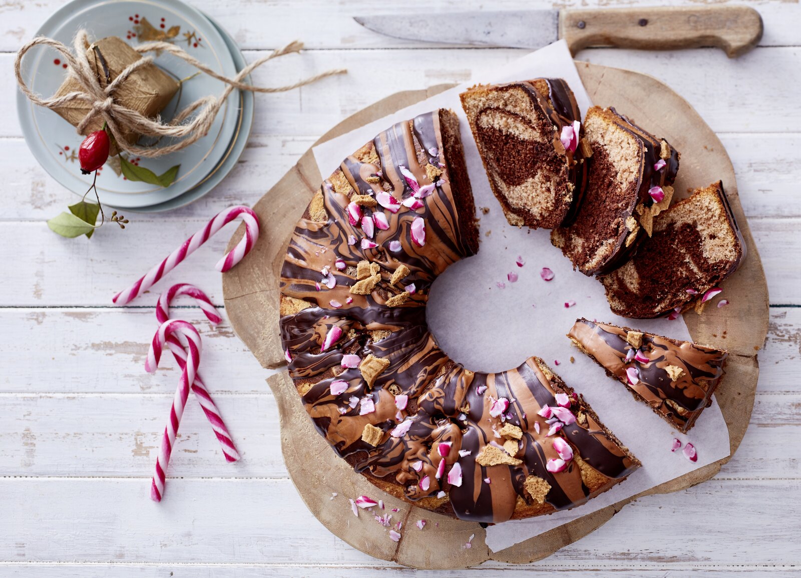 Marmorkuchen mit Spekulatius aus Sicht von oben, in weihnachtlicher Umgebung. | © Isabell Triemer