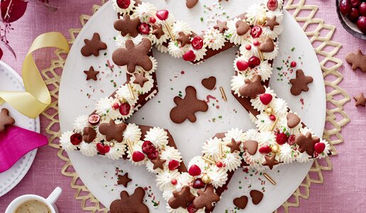 Lebkuchen-Torte in Sternform, dekoriert mit kleinen Lebkuchenmännern. | © 	Isabell Triemer
