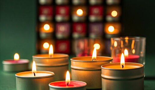 Adventskalender mit Kerzen | © Johanna Steinschulte/Ki generiert