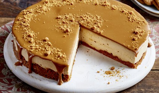 Angeschnittener Karamell-Käsekuchen auf einem Teller angerichtet. | © 	Isabell Triemer