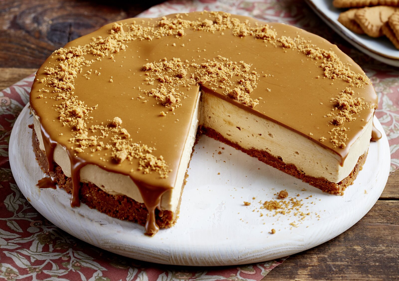Angeschnittener Karamell-Käsekuchen auf einem Teller angerichtet. | © 	Isabell Triemer