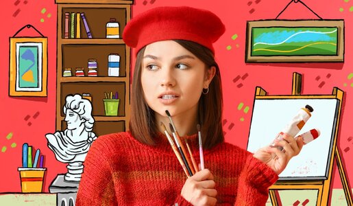 Junge Frau mit schulterlangem braunem Haar und roter Baskenmütze hält Pinsel und Farbtuben vor Staffelei in kreativem Atelier. | © Pixel-Shot/stock.adobe.com