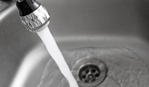 Ein Waschbecken-Abfluss mit fließendem Wasser aus dem Wasserhahn  | © Adobe Stock/Hans12