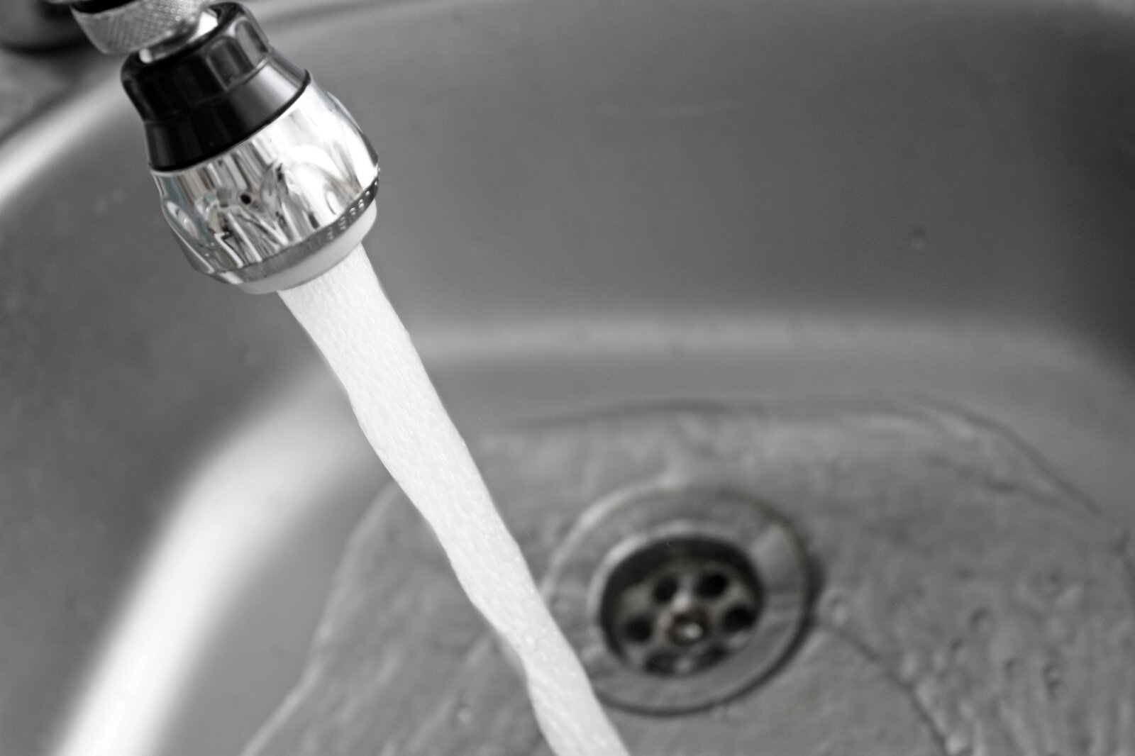 Ein Waschbecken-Abfluss mit fließendem Wasser aus dem Wasserhahn  | © Adobe Stock/Hans12