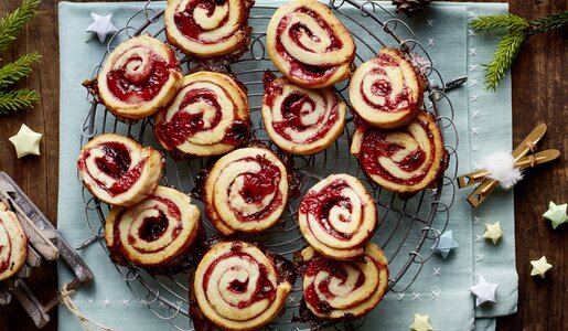 Mehrere Marmeladen-Schnecken angerichtete auf einem Teller in weihnachtlicher Umgebung. | © Isabell Triemer